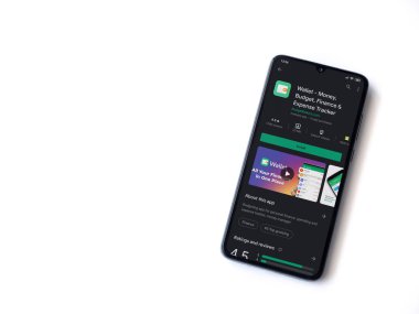 Lod, Israel - 8 Temmuz 2020: Cüzdan uygulaması oyun mağazası sayfası beyaz arka planda izole edilmiş siyah bir cep telefonu ekranında. Üst görünüm düzlüğü kopyalama alanı ile yatıyordu.