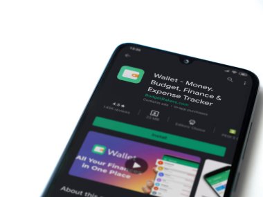 Lod, Israel - 8 Temmuz 2020: Cüzdan uygulaması oyun mağazası sayfası beyaz arka planda izole edilmiş siyah bir cep telefonu ekranında. Üst görünüm düzlüğü kopyalama alanı ile yatıyordu.