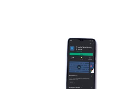 Lod, Israel - 8 Temmuz 2020: TransferWise uygulama oyun mağazası sayfası beyaz arkaplanda izole edilmiş siyah bir cep telefonu ekranında. Üst görünüm düzlüğü kopyalama alanı ile yatıyordu.