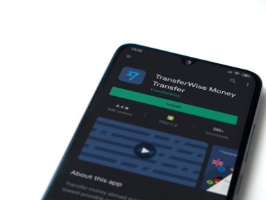 Lod, Israel - 8 Temmuz 2020: TransferWise uygulama oyun mağazası sayfası beyaz arkaplanda izole edilmiş siyah bir cep telefonu ekranında. Üst görünüm düzlüğü kopyalama alanı ile yatıyordu.