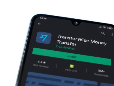 Lod, Israel - 8 Temmuz 2020: TransferWise uygulama oyun mağazası sayfası beyaz arkaplanda izole edilmiş siyah bir cep telefonu ekranında. Üst görünüm düzlüğü kopyalama alanı ile yatıyordu.