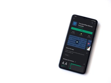 Lod, Israel - 8 Temmuz 2020: TransferWise uygulama oyun mağazası sayfası beyaz arkaplanda izole edilmiş siyah bir cep telefonu ekranında. Üst görünüm düzlüğü kopyalama alanı ile yatıyordu.