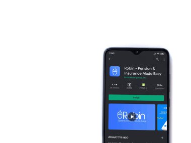Lod, Israel - 8 Temmuz 2020: Robin uygulaması oyun mağazası sayfası beyaz arka planda izole edilmiş siyah bir cep telefonu ekranında. Üst görünüm düzlüğü kopyalama alanı ile yatıyordu.