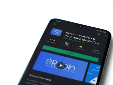Lod, Israel - 8 Temmuz 2020: Robin uygulaması oyun mağazası sayfası beyaz arka planda izole edilmiş siyah bir cep telefonu ekranında. Üst görünüm düzlüğü kopyalama alanı ile yatıyordu.