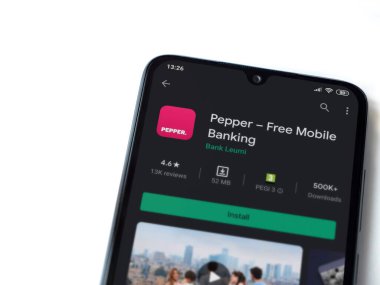 Lod, Israel - 8 Temmuz 2020: Biber uygulaması oyun mağazası sayfası beyaz arka planda izole edilmiş siyah bir cep telefonu ekranında. Üst görünüm düzlüğü kopyalama alanı ile yatıyordu.