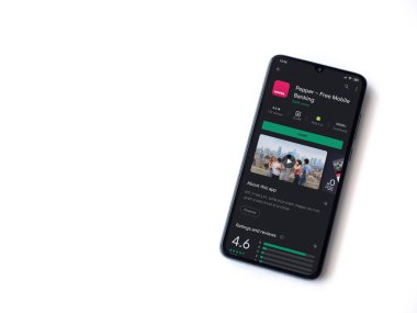 Lod, Israel - 8 Temmuz 2020: Biber uygulaması oyun mağazası sayfası beyaz arka planda izole edilmiş siyah bir cep telefonu ekranında. Üst görünüm düzlüğü kopyalama alanı ile yatıyordu.