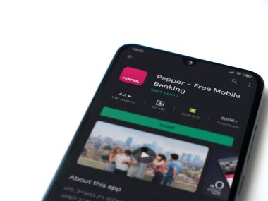 Lod, Israel - 8 Temmuz 2020: Biber uygulaması oyun mağazası sayfası beyaz arka planda izole edilmiş siyah bir cep telefonu ekranında. Üst görünüm düzlüğü kopyalama alanı ile yatıyordu.