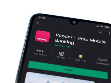 Lod, Israel - 8 Temmuz 2020: Biber uygulaması oyun mağazası sayfası beyaz arka planda izole edilmiş siyah bir cep telefonu ekranında. Üst görünüm düzlüğü kopyalama alanı ile yatıyordu.