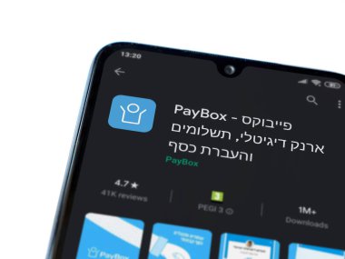 Lod, Israel - 8 Temmuz 2020: PayBox uygulaması oyun mağazası sayfası beyaz arkaplanda izole edilmiş siyah bir cep telefonu ekranında. Üst görünüm düzlüğü kopyalama alanı ile yatıyordu.