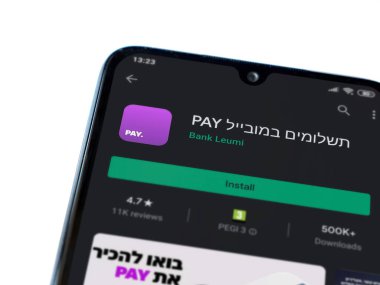 Lod, Israel - 8 Temmuz 2020: Beyaz arka planda izole edilmiş siyah bir cep telefonunun ekranında paralı uygulama oyun mağazası sayfası. Üst görünüm düzlüğü kopyalama alanı ile yatıyordu.