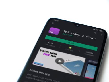 Lod, Israel - 8 Temmuz 2020: Beyaz arka planda izole edilmiş siyah bir cep telefonunun ekranında paralı uygulama oyun mağazası sayfası. Üst görünüm düzlüğü kopyalama alanı ile yatıyordu.