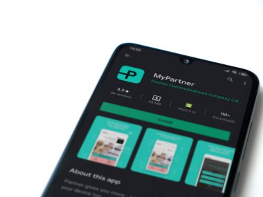 Lod, Israel - 8 Temmuz 2020: Partner Uygulama Oyun Mağazası sayfam beyaz arkaplanda izole edilmiş siyah bir cep telefonu ekranında. Üst görünüm düzlüğü kopyalama alanı ile yatıyordu.