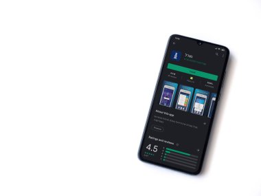 Lod, Israel - 8 Temmuz 2020: Migdal uygulaması oyun mağazası sayfası beyaz arka planda izole edilmiş siyah bir cep telefonu ekranında. Üst görünüm düzlüğü kopyalama alanı ile yatıyordu.