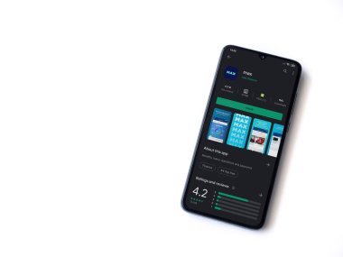 Lod, Israel - 8 Temmuz 2020: Max app oyun mağazası sayfası beyaz arka planda izole edilmiş siyah bir cep telefonu ekranında. Üst görünüm düzlüğü kopyalama alanı ile yatıyordu.