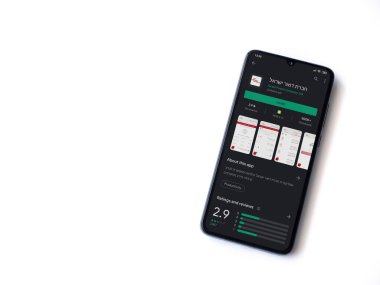 Lod, Israel - 8 Temmuz 2020: İsrail Postası uygulama oyun mağazası sayfası beyaz arka planda izole edilmiş siyah bir cep telefonu ekranında. Üst görünüm düzlüğü kopyalama alanı ile yatıyordu.