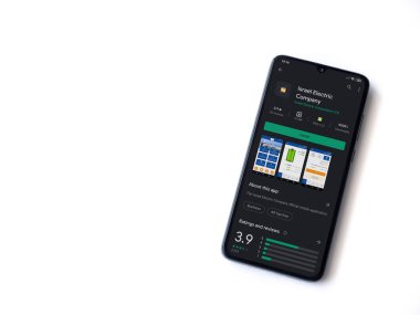 Lod, Israil - 8 Temmuz 2020: Israel Electric Corporation uygulama oyun mağazası sayfası beyaz arkaplanda izole edilmiş siyah bir cep telefonu ekranında. Üst görünüm düzlüğü kopyalama alanı ile yatıyordu.