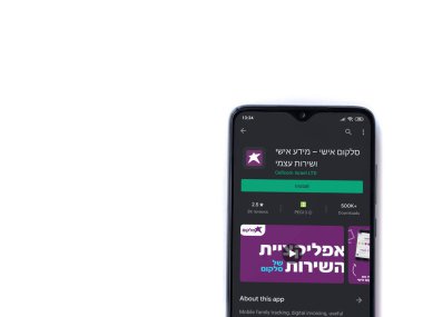 Lod, Israel - 8 Temmuz 2020: Cep telefonu uygulaması oyun mağazası sayfası beyaz arkaplanda izole edilmiş siyah bir cep telefonu ekranında. Üst görünüm düzlüğü kopyalama alanı ile yatıyordu.