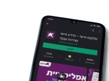 Lod, Israel - 8 Temmuz 2020: Cep telefonu uygulaması oyun mağazası sayfası beyaz arkaplanda izole edilmiş siyah bir cep telefonu ekranında. Üst görünüm düzlüğü kopyalama alanı ile yatıyordu.