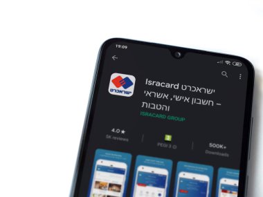 Lod, Israel - 8 Temmuz 2020: Isracard uygulama oyun mağazası sayfası beyaz arkaplanda izole edilmiş siyah bir cep telefonu ekranında. Üst görünüm düzlüğü kopyalama alanı ile yatıyordu.