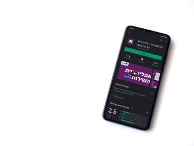 Lod, Israel - 8 Temmuz 2020: Cep telefonu uygulaması oyun mağazası sayfası beyaz arkaplanda izole edilmiş siyah bir cep telefonu ekranında. Üst görünüm düzlüğü kopyalama alanı ile yatıyordu.