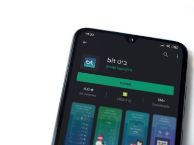 Lod, Israel - 8 Temmuz 2020: Bit uygulaması oyun mağazası sayfası beyaz arka planda izole edilmiş siyah bir cep telefonu ekranında. Üst görünüm düzlüğü kopyalama alanı ile yatıyordu.