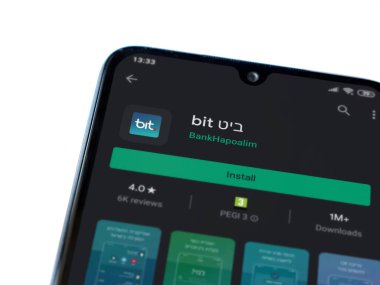 Lod, Israel - 8 Temmuz 2020: Bit uygulaması oyun mağazası sayfası beyaz arka planda izole edilmiş siyah bir cep telefonu ekranında. Üst görünüm düzlüğü kopyalama alanı ile yatıyordu.