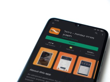 Lod, Israel - 8 Temmuz 2020: Bank Mizrahi Tefahot uygulaması oyun mağazası sayfası beyaz arkaplanda izole edilmiş siyah bir cep telefonu ekranında. Üst görünüm düzlüğü kopyalama alanı ile yatıyordu.