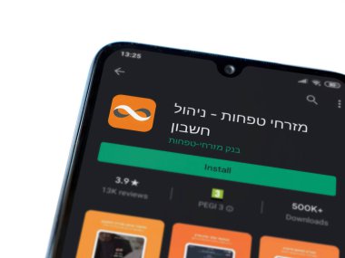 Lod, Israel - 8 Temmuz 2020: Bank Mizrahi Tefahot uygulaması oyun mağazası sayfası beyaz arkaplanda izole edilmiş siyah bir cep telefonu ekranında. Üst görünüm düzlüğü kopyalama alanı ile yatıyordu.