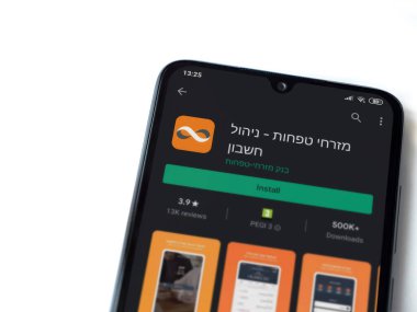 Lod, Israel - 8 Temmuz 2020: Bank Mizrahi Tefahot uygulaması oyun mağazası sayfası beyaz arkaplanda izole edilmiş siyah bir cep telefonu ekranında. Üst görünüm düzlüğü kopyalama alanı ile yatıyordu.
