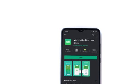 Lod, Israel - 8 Temmuz 2020: Bank Mercantil Discount uygulaması oyun mağazası sayfası beyaz arkaplanda izole edilmiş siyah bir cep telefonu ekranında. Üst görünüm düzlüğü kopyalama alanı ile yatıyordu.