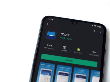 Lod, Israel - 8 Temmuz 2020: Bank Leumi uygulama oyun mağazası sayfası beyaz arkaplanda izole edilmiş siyah bir cep telefonu ekranında. Üst görünüm düzlüğü kopyalama alanı ile yatıyordu.