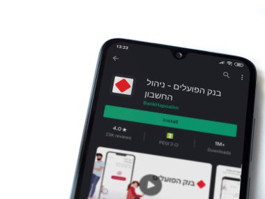 Lod, Israel - 8 Temmuz 2020: Bank Hapoalim uygulaması oyun mağazası sayfası beyaz arkaplanda izole edilmiş siyah bir cep telefonu ekranında. Üst görünüm düzlüğü kopyalama alanı ile yatıyordu.
