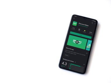 Lod, Israel - 8 Temmuz 2020: Bank Discount uygulaması oyun mağazası sayfası beyaz arkaplanda izole edilmiş siyah bir cep telefonu ekranında. Üst görünüm düzlüğü kopyalama alanı ile yatıyordu.