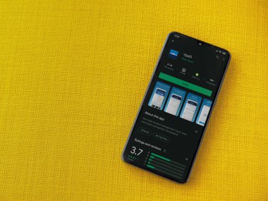 Lod, Israel - 8 Temmuz 2020: Bank Leumi uygulama oyun mağazası sayfası sarı kumaş arka planda siyah bir cep telefonu ekranında. Üst görünüm düzlüğü kopyalama alanı ile yatıyordu.