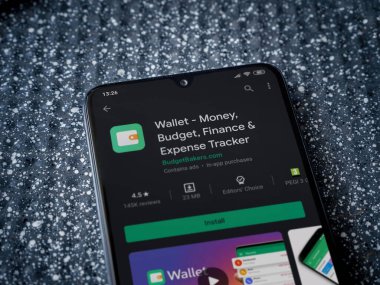 Lod, Israel - 8 Temmuz 2020: Metalik arka planda siyah bir cep telefonunun sergilendiği cüzdan uygulaması oyun dükkanı sayfası. Üst görünüm yatağını kapat.