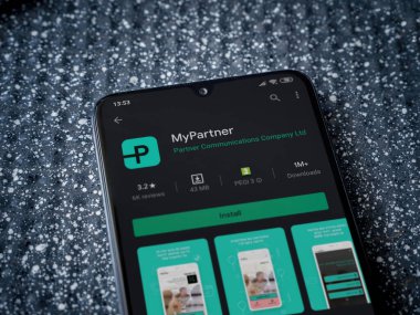 Lod, Israel - 8 Temmuz 2020: Partner Uygulama Oyun Mağazası sayfam metalik arka planda siyah bir cep telefonunun ekranında. Üst görünüm yatağını kapat.