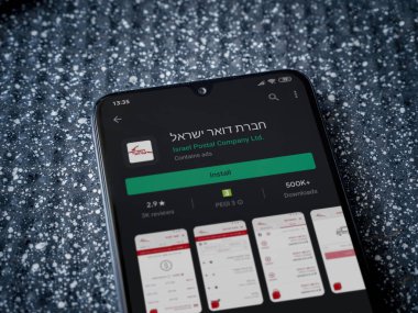 Lod, Israel - 8 Temmuz 2020: Metalik arka planda siyah bir cep telefonunun sergilendiği İsrail Postası uygulama oyun mağazası sayfası. Üst görünüm yatağını kapat.
