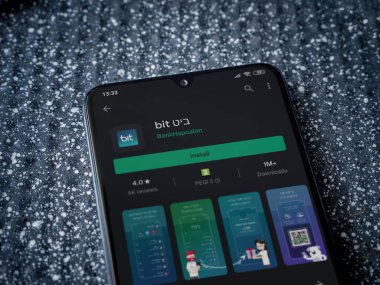 Lod, Israel - 8 Temmuz 2020: Metalik arka planda siyah bir cep telefonunun ekranında bit uygulaması oyun mağazası sayfası. Üst görünüm yatağını kapat.