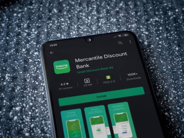 Lod, Israel - 8 Temmuz 2020: Bank Mercantil Discount uygulaması oyun mağazası sayfası metalik arka planda siyah bir cep telefonu sergilenmektedir. Üst görünüm yatağını kapat.