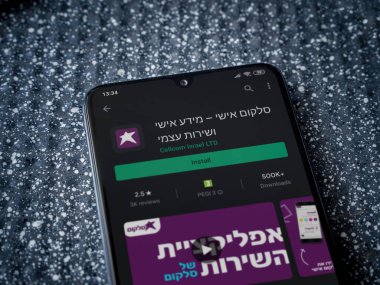 Lod, Israel - 8 Temmuz 2020: Metalik arka planda siyah bir cep telefonunun ekranında cep telefonu uygulaması oyun mağazası sayfası. Üst görünüm yatağını kapat.