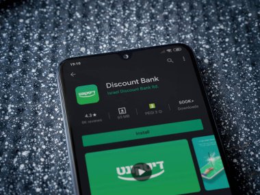 Lod, Israel - 8 Temmuz 2020: Banka İndirim uygulaması oyun mağazası sayfası metalik arka planda siyah bir cep telefonunun ekranında. Üst görünüm yatağını kapat.