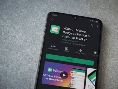 Lod, Israel - 8 Temmuz 2020: Cüzdan uygulaması oyun mağazası sayfası seramik taş zemin üzerinde siyah bir cep telefonu görüntüsü. Üst görünüm düzlüğü kopyalama alanı ile yatıyordu.