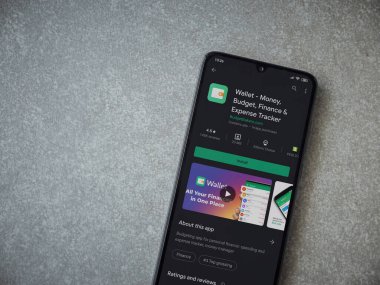 Lod, Israel - 8 Temmuz 2020: Cüzdan uygulaması oyun mağazası sayfası seramik taş zemin üzerinde siyah bir cep telefonu görüntüsü. Üst görünüm düzlüğü kopyalama alanı ile yatıyordu.