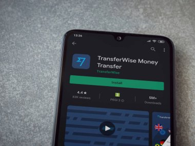 Lod, Israel - 8 Temmuz 2020: TransferWise uygulama oyun mağazası sayfası seramik taş zemin üzerinde siyah bir cep telefonu ekranında. Üst görünüm düzlüğü kopyalama alanı ile yatıyordu.