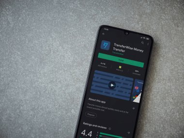 Lod, Israel - 8 Temmuz 2020: TransferWise uygulama oyun mağazası sayfası seramik taş zemin üzerinde siyah bir cep telefonu ekranında. Üst görünüm düzlüğü kopyalama alanı ile yatıyordu.