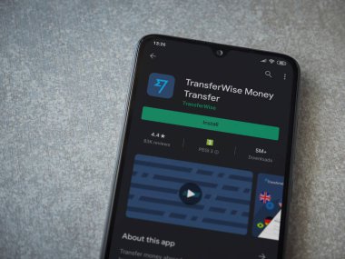 Lod, Israel - 8 Temmuz 2020: TransferWise uygulama oyun mağazası sayfası seramik taş zemin üzerinde siyah bir cep telefonu ekranında. Üst görünüm düzlüğü kopyalama alanı ile yatıyordu.