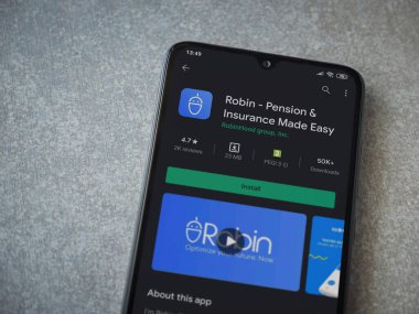 Lod, Israel - 8 Temmuz 2020: Robin uygulaması oyun mağazası sayfası seramik taş zemin üzerinde siyah bir cep telefonu görüntüsü. Üst görünüm düzlüğü kopyalama alanı ile yatıyordu.