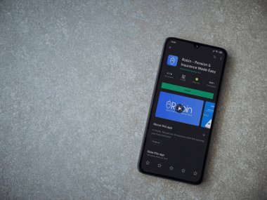 Lod, Israel - 8 Temmuz 2020: Robin uygulaması oyun mağazası sayfası seramik taş zemin üzerinde siyah bir cep telefonu görüntüsü. Üst görünüm düzlüğü kopyalama alanı ile yatıyordu.