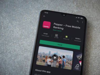 Lod, Israel - 8 Temmuz 2020: Biber uygulaması oyun mağazası sayfası seramik taş zemin üzerinde siyah bir cep telefonu görüntüsü. Üst görünüm düzlüğü kopyalama alanı ile yatıyordu.