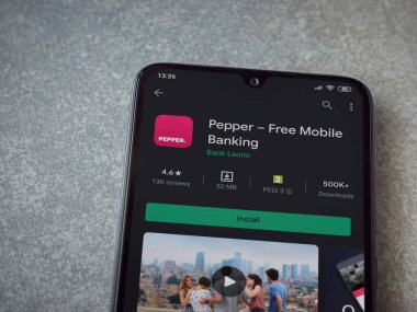 Lod, Israel - 8 Temmuz 2020: Biber uygulaması oyun mağazası sayfası seramik taş zemin üzerinde siyah bir cep telefonu görüntüsü. Üst görünüm düzlüğü kopyalama alanı ile yatıyordu.